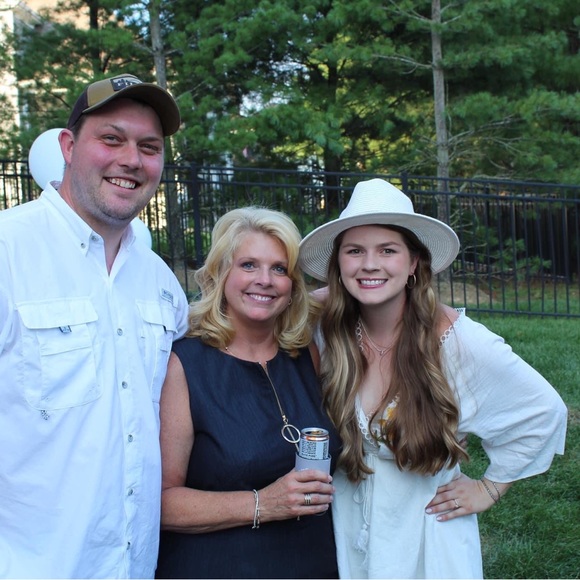 Meet your Posher, Kim - Picture 2 of 2